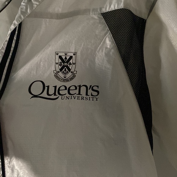 Queen’s University Light-weight white running jacket - Size Medium Women - Picture 3 of 6